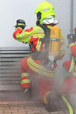 Gutes Tandem: Hybriden aus Textil und Elektronik wie dieser neuartige Feuerwehrhandschuh zeigen das Potenzial der Verdrahtung beider Branchen. (Bild: Graewer)