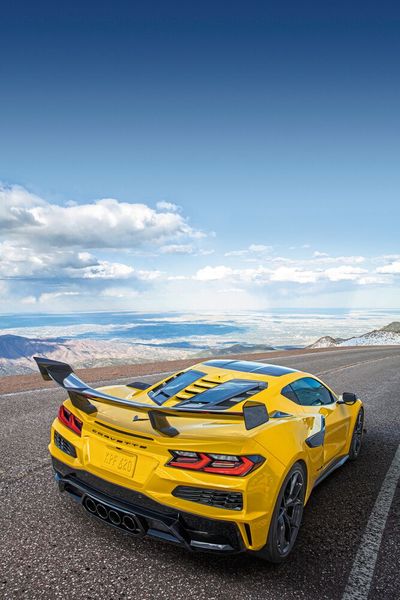 Heckansicht der Corvette ZR1 mit Blick auf die geteilte Heckklappe und den beiden Lufteinlässen an den Seiten. Diese werden für alle Coupé-Versionen der Corvette von Graepel geliefert. Außerdem sind die fünf Stoßstangengitter und Auspuffblenden zu sehen, die bereits für das Vorgängermodell von Graepel kamen.  (Bild: Chevrolet)