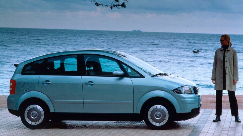 Der 3-Liter-A2 unterscheidet sich in diversen Punkten von den anderen A2. Zum Beispiel in Form eines automatisierten Getriebes, das hydraulisch über einen Gangsteller betätigt wird. Dabei ist das Steuergerät auf ein möglichst frühes Schalten programmiert. Im zuschaltbaren Eco-Modus wird beim Gas-Wegnehmen automatisch in den Freilauf geschaltet, um keine Energie durch Motorbremswirkung zu verlieren. Zusätzlich wird auch die Start-Stopp-Automatik aktiviert, die nach vier Sekunden Stillstand den Motor abstellt. Beim Wechsel in den Automatikmodus wird automatisch auf Eco-Modus umgeschaltet, wodurch zusätzlich ein sparsameres Motormanagement mit maximal 33 kW Leistung aktiviert wird. Es ist aber auch möglich, mittels Tiptronic-Schaltgasse die Gänge manuell zu schalten.  (Bild: Audi AG)