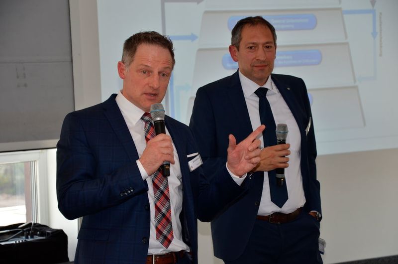 Michael Mandel und Oscar Arias (rechts), Geschäftsführer bei Schmersal erklären ihre Strategie zum Lösungsanbieter im Bereich der Sicherheitstechnik zu werden.  (Jablonski)