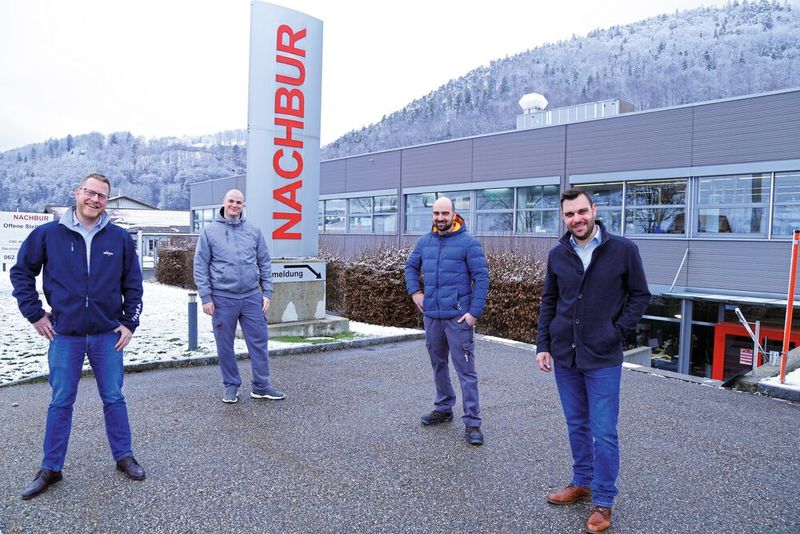 Sind mit der fertigungstechnischen Lösung hoch zufrieden: Kim Arnold (Sales Application Engineer, Urma AG), Roger Gränicher (Teamleiter CNC-Drehen / Stv. Leiter Technik),  Reto von Arb (Anwendungstechniker, beide Nachbur AG) und Dominik Lang (Technischer Verkaufsberater, Dihawag). (Bild: Matthias Böhm)
