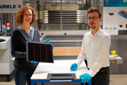 Weltrekord in Sachen Solarzelleneffizienz am Fraunhofer ISE! Die beiden Forscher präsentieren ein neu entwcikeltes III-V-Germanium-Photovoltaik-Modul, genauer gesagt, ein Tandemmodul mit 34,2 Prozent Wirkungsgrad (Siliziumsysteme schaffen in der Praxis 24 Prozent).(Bild:  Fraunhofer ISE / J. Forster)