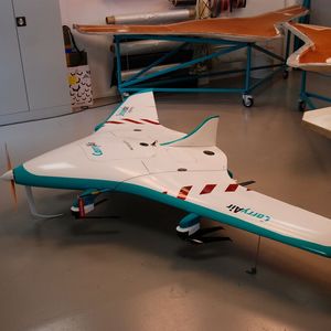 Die leichte Drohne „CarryAir“ der Klasse 2 – 25 kg und einer Spannweite von 3 m darf in Gebieten fliegen, in denen keine Unbeteiligten gefährdet und der Abstand von 150 m zur Grundstücksgrenze eingehalten werden kann. Eine ihrer Stärken ist ihre Geschwindigkeit. 