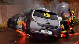 Feuerwehrleute versuchen den brennenden Akku eines Nissan Leaf mit einer Löschlanze zu bekämpfen. (Bild: Ottmar Holz/Vogel Communications Group)