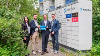 Vor einer Myflexbox in Berlin-Kreuzberg (v.l.): Susan Onorato (Head of Sales LPR Supply), Florian Hanglberger (Head of Logistics & Services Myflexbox), Matthias Hohmann (CEO LPR Supply) und Jonathan Grothaus (CEO & Founder Myflexbox). (Bild: Fotografie Jennifer Sanchez)