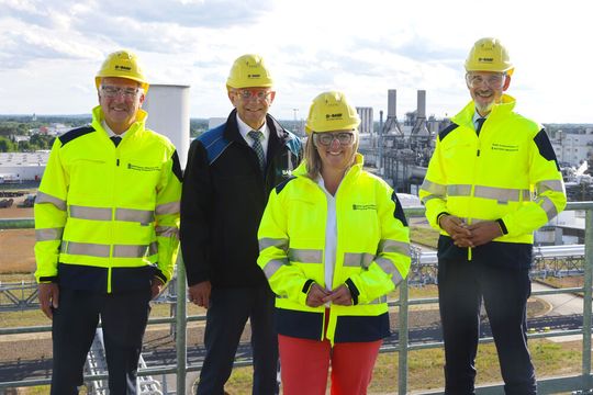 von links: Hendrik Fischer, Staatssekretär im Ministerium für Wirtschaft, Energie, Klimaschutz und Europa des Landes Brandenburg, Jürgen Fuchs, Vorsitzender Geschäftsführung BASF Infraservice & Solutions Lausitz, Martina Klement, Ministerin für Wirtschaft, Energie, Klimaschutz und Europa des Landes Brandenburg, Dr. Steffen Kammradt, Geschäftsführer und Sprecher Wirtschaftsförderung Land Brandenburg. (Bild:  BASF Infraservice & Solutions Lausitz/ Steffen Rasche)