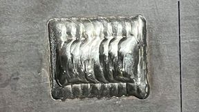 Was man hier sieht ist eine Reparaturstelle an einem gerissenen Stahlteil. Diese haben Schweizer Forscher vom Empa mittels WAAM-Prozess appliziert – also quasi additiv gefertigt. Was man so alles erreichen kann, erklären die Experten hier ... (Bild: Empa)