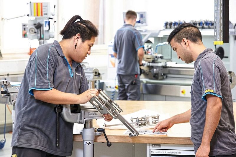 In den Lehrwerkstätten erwerben Auszubildende bereits früh praktische Erfahrungen und vertiefen ihr technisches Know-how. (Bild: Endress+Hauser)