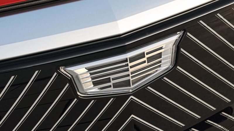 Das Markenlogo von Cadillac soll wieder präsenter werden in Europa. In Deutschland startet das Fabrikat im hybriden Vertrieb.(Bild:  Cadillac/Weigl)