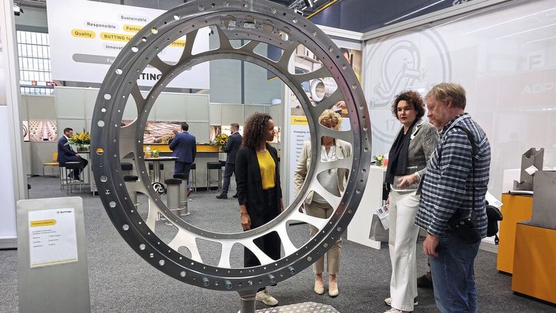 Butting zeigte auf der Wire & Tube ein Präzisionsbauteil für die Luftfahrt, das als Schweißkonstruktion hergestellt wurde.(Bild:  Finus/VCG)