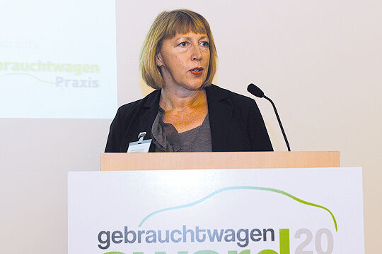 Silvia Lulei, Chefredakteurin von »Gebrauchtwagen Praxis«, präsentierte die Gewinner. (Archiv: Vogel Business Media)
