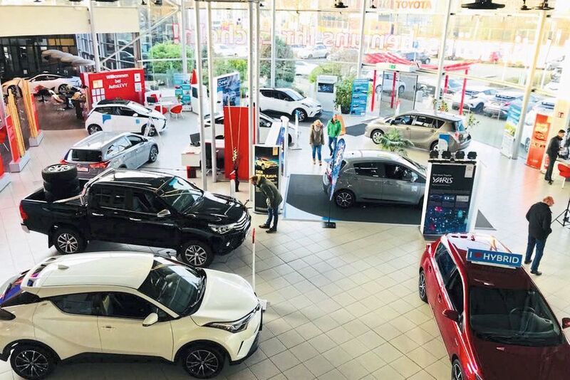 Der Ausstellungsraum bietet viel Platz für die aktuelle Modellpalette. (Autolevy)