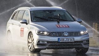 Das wichtigste Testkriterium beim GTÜ-Test ist das Fahrverhalten auf Nässe.  (GTÜ 02/2018)