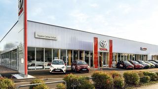 Beim aufwendigen Umbau von zwei achteckigen VW-Verkaufspavillons in ein hochmodernes Toyota-Autohaus konnte das Autohaus 80 Prozent der Materialien wiederverwenden. (Autohaus Gitter)