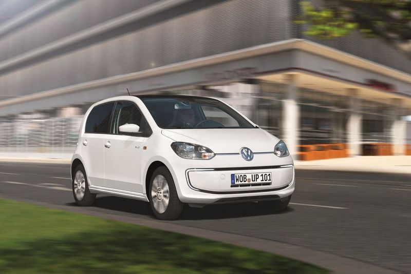 Die Elektro-Version des Kleinstwagens VW Up kommt inklusive Batterie und kostet 26.900 Euro. Die Reichweite pro Akkuladung beträgt laut VW 160 Kilometer, an einer Schnellladestation lädt er in 30 Minuten auf 80 Prozent, an der Steckdose braucht er mehrere Stunden. (Volkswagen)