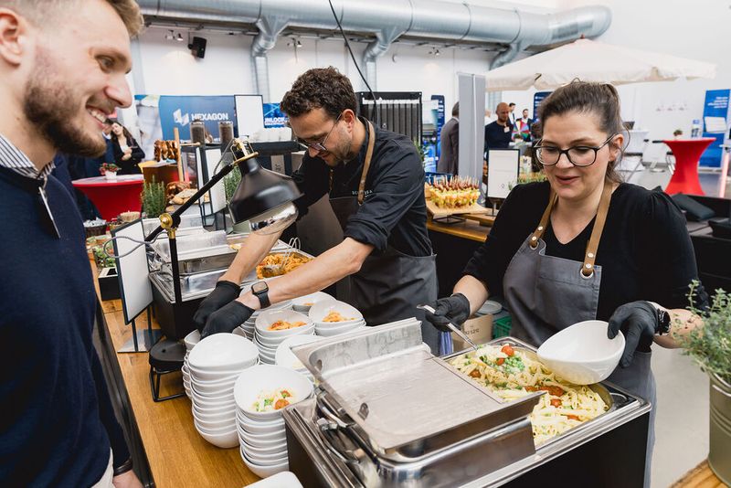 Für das leibliche Wohl in der Mittagspause ist natürlich bestens gesorgt. (Bild: Stefan Bausewein)