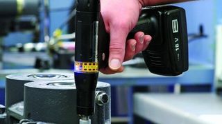 In der Automobilindustrie oder auch im Flugzeugbau ist die Nachfrage nach Akkuschraubern hoch: Mit ihnen ist der Werker einfach flexibler. Tensor-STB-Schrauber (wie der im Bild) sind dokumentationsfähig und übertragen ihre Daten über weite Strecken via Funk. (Bild: Atlas Copco)