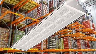 Die neue LED-Hallenleuchte HL-06 besitzt ein geschlossenes Aluminiumgehäuse mit glatten Oberflächen. (Ledaxo)