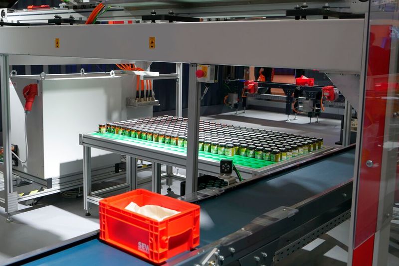 Zusätzlich packte die Maschine noch ein Pesto in die Kiste und beschriftete sie mit dem Namen des Messebesuchers. Anschließend wurde sie eingelagert und konnte jederzeit abgeholt werden.  (Bild: Sandro Kipar/VCG)