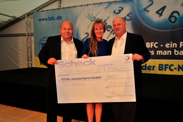 Geld vom Sponsor des Abends: Rainer Keiemburg (Total, li.) überreichte einen Scheck an Sylvia Gerl und Helmut Peter. (Zietz/»kfz-betrieb«)