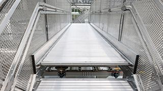Überstiege und Laufstege der Munk Günzburger Steigtechnik verkürzen die Wege in der Fertigung, im Lager und in der Logistik – so steigern sie die Effizienz und sorgen zugleich für ein Höchstmaß an Arbeitssicherheit. (Bild: Munk Günzburger Steigtechnik)