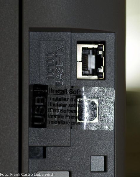Abbildung 11: Auch Drucker haben Netzwerkanschlüsse. Dieser 10/100-Anschluss passt selbstverständlich auf einem 1000MBit-Anschluss im Switch. Der Drucker hat einen sog. Druckserver, der in intelligenterweise Datenpakete von Computern annimmt. Teure Drucker haben mehr Druckfunktionen, einen größeren Pufferspeicher und können dadurch mehr Druckaufträge annehmen. (Archiv: Vogel Business Media)