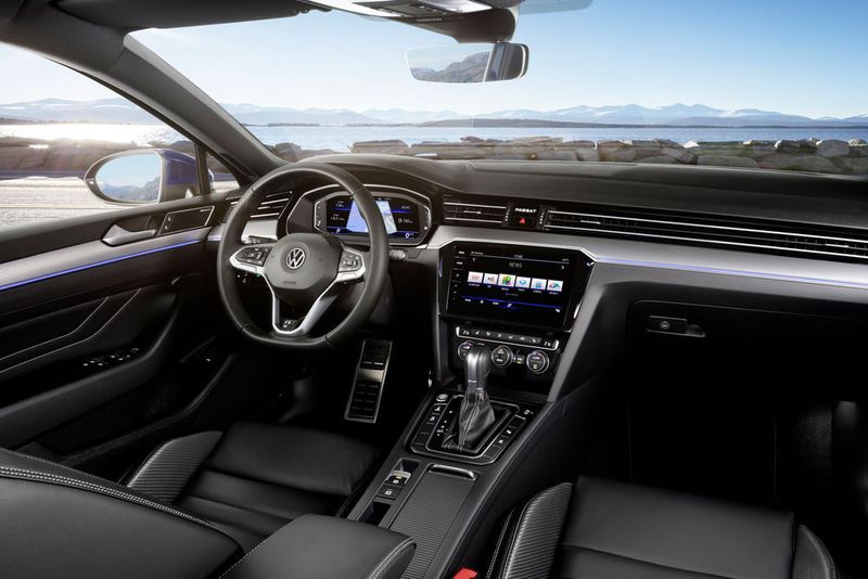 Fürs Navi sind keine stereotypischen Befehle mehr nötig, es genügt die normale Sprache. (VW)