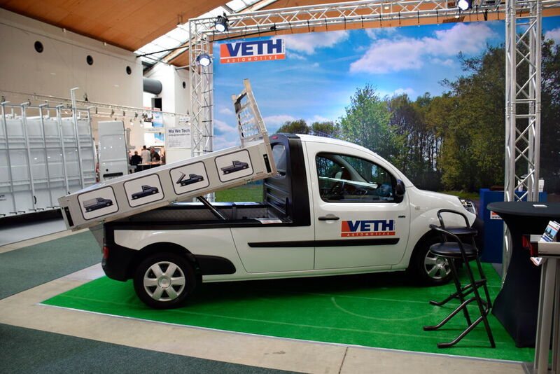 Die holländischen Aufbauspezialisten der Firma Veth Automotive setzten am Renault Kangoo Z.E. die Säge an: Das Resultat ist ein Kleiner E-Pick-Up, hier mit Kippbrücke. (»kfz-betrieb» / Schweitzer)