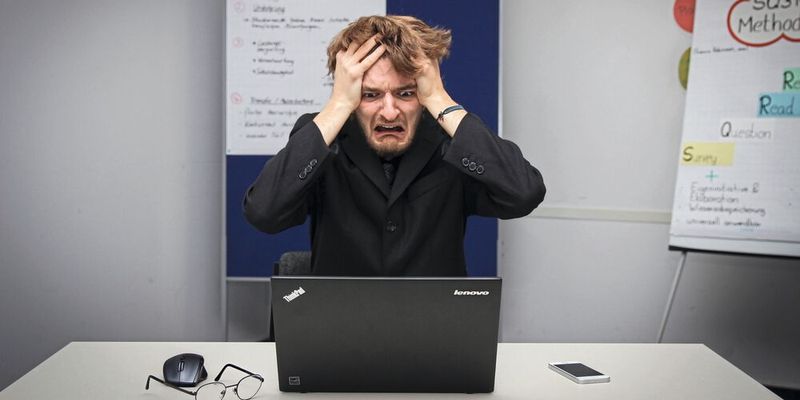 Wenn die Software Arbeitnehmer in den Wahnsinn treibt, leidet die Produktivität: Fast jedes Unternehmen in Deutschland hat mit Schwierigkeiten bei der Einführung neuer Software zu kämpfen, was jede Woche Millionen an Arbeitsstunden kostet, resümmiert die Studie „State of Digital Adoption“ von Userlane. Jeder zehnte Angestellte hat demnach wegen Software-Frust bereits an Kündigung gedacht. Wenn die Software Arbeitnehmer in den Wahnsinn treibt, leidet die Produktivität: Fast jedes Unternehmen in Deutschland hat mit Schwierigkeiten bei der Einführung neuer Software zu kämpfen, was jede Woche Millionen an Arbeitsstunden kostet, resümmiert die Studie „State of Digital Adoption“ von Userlane. Jeder zehnte Angestellte hat demnach wegen Software-Frust bereits an Kündigung gedacht.