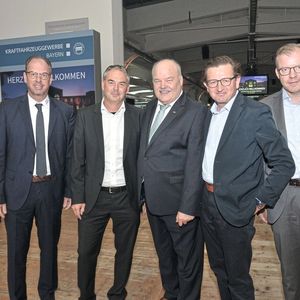 Bereit für den Sommerempfang: (v. li.) Andreas Tröger (Vizepräsident), Dirk Weinzierl (Geschäftsführer), Albert Vetterl (Präsident, alle drei Kfz-Gewerbe Bayern), Stefan Vorbeck (ZDK-Vorstandsmitglied) und Florian Fischer (Vogel Communications Group).(Bild:  Zietz / »kfz-betrieb«)