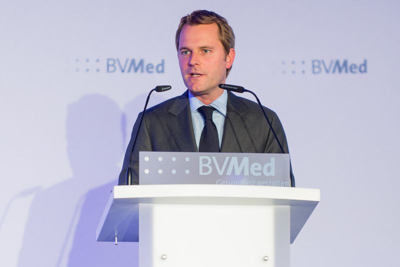 … ehe er selbst Gelegenheit bekommt, zu den Teilnehmern zu sprechen und ihnen versichert, dass eine staatliche Zulassung für Medizinprodukte nicht im Forderungskatalog des Bundesministeriums für Gesundheit im Zusammenhang mit der Europäischen Medizinprodukterichtlinie steht (Bild:BVMed)