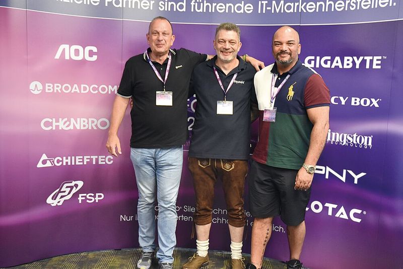 (v. l.) Ralf Risch (Microsoft), Volker Rühlicke (CEO Aquado) und David Holliday (IT-BUSINESS) freuen sich auf ein großartiges Event. (Bild: Aquado)