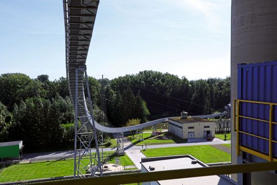 Mit dem U-Förderer lassen sich engere Kurvenradien als mit einem Muldengurtförderer und höhere Massenströme als mit einem Rohrgurtförderer umsetzen. Mit dem U-Förderer lassen sich engere Kurvenradien als mit einem Muldengurtförderer und höhere Massenströme als mit einem Rohrgurtförderer umsetzen.