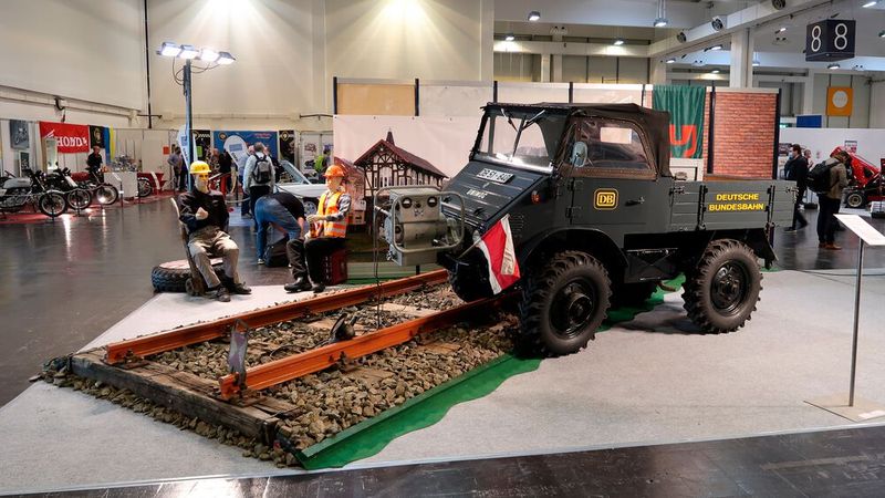 Die großzügigen Platzverhältnisse der Messe boten Oldtimerclubs die Möglichkeit, sich auszubreiten. Hier der Stand des Unimog Veteranen Clubs mit einem U30 mit vorgebautem Eisemann-Stromaggregat. (Bild: Diehl/»kfz-betrieb«)