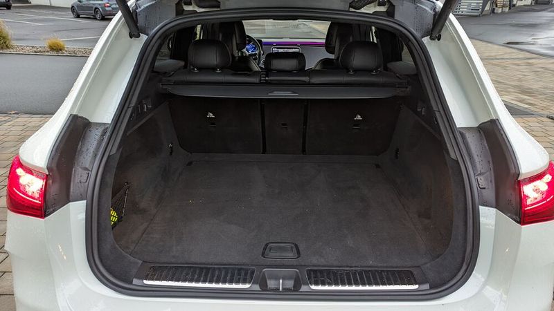 Der Kofferraum ist mit 520 bis 1.675 Litern ausreichend groß für die Fahrzeugklasse. Unter dem Ladeboden gibt es noch ein großes und tiefes Fach für Kleinkram, beispielsweise für das Ladekabel. (Bild: Rosenow – VCG)