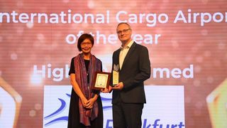 Jaisey Yip, General Manager Cargo & Logistics der Changi Airport Group (l.), verleiht Max Conrady, Leiter Frachtentwicklung und Frachtmanagement bei Fraport (r.), den Award. (Fraport)