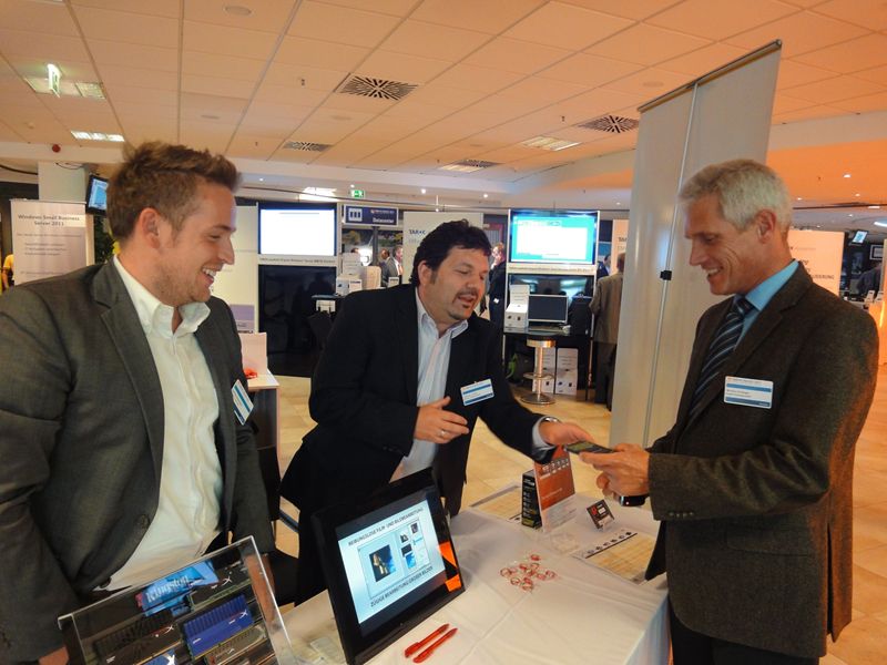 Dennis Scheutzel und Andreas Scholz, Kingston Technology, erklären Markus Schürger, Seagate, ihre Produkte. (Archiv: Vogel Business Media)