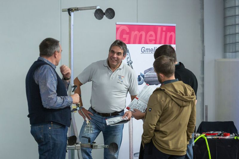 Firmenchef Ernst Moll hatte ein interessantes Zubehör für das Smartpuller-Zugset dabei: Mit dem Set 509700-TM kann der Betrieb den Smartpuller in einen Türmontagewagen verwandeln und damit mühelos schwere Schiebetüren beim Anpassen präzise positionieren. (Stefan Bausewein)
