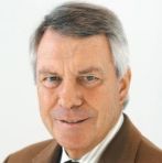 Titel, Name: Dr. Manfred Schneider Geburtsjahr, -ort: 1938 in Bremerhaven  Funktion: Aufsichtsratsvorsitzender Firma: Linde AG   Ausbildung: Studium der Betriebswirtschaft an den Universitäten Freiburg, Hamburg und Köln Abschluss: Diplom-Kaufmann  Assistent am Lehrstuhl für Betriebswirtschaftslehre der TH Aachen und Promotion zum Dr. rer. pol.   Berufliche Laufbahn: 1966 Verschiedene Tätigkeiten in den Abteilungen Organisation, Revision und Betriebsabrechnung bei der Bayer AG 1971-1981 Leiter des Finanz- und Rechnungswesen und Vorsitzender des Vorstands der Bayer-Beteiligungsgesellschaft Duisburger Kupferhütte 1984 Ressortleiter für Regionale Koordinierung, Konzernrevision und Controlling in der Konzernverwaltung von Bayer  1987 Mitglied des Vorstands der Bayer AG, u.a. Sprecher für die Region Westeuropa  1992 Vorsitzender des Vorstands der Bayer AG  2002-2012 Vorsitzender des Aufsichtsrats der Bayer AG Seit 2001 Mitglied im Aufsichtsrats der Linde AG sowie Vorsitzender des Vermittlungsausschusses, des Ständigen Ausschusses, des Nominierungsausschusses und Mitglied des Prüfungsausschusses  Besonderes: Aufsichtsratsvorsitzender der RWE AG und Mitglied der Aufsichtsräte von Daimler und TUI, sowie des Gemeinsamen Beirats der Allianz Gesellschaften Bis 2008 Mitglied im Aufsichtsrat der Metro AG 1999 - 2001 Präsident des Verbandes der Chemischen Industrie  Familienstand: verwitwet, eine Tochter  (Bild: Linde)