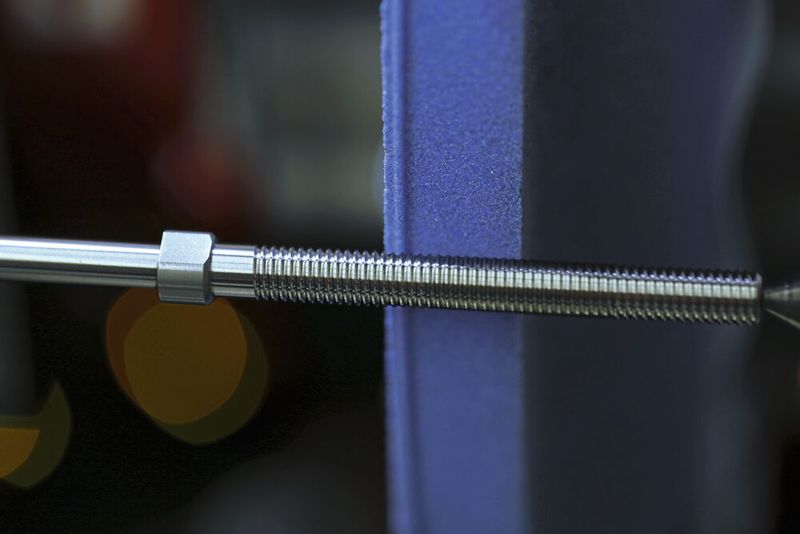 2 µm Fertigungstoleranz: Blick auf den Schleifprozess der Gewindespindel mit dem gotischen Gewinde­profil. (Bild: Matthias Böhm)