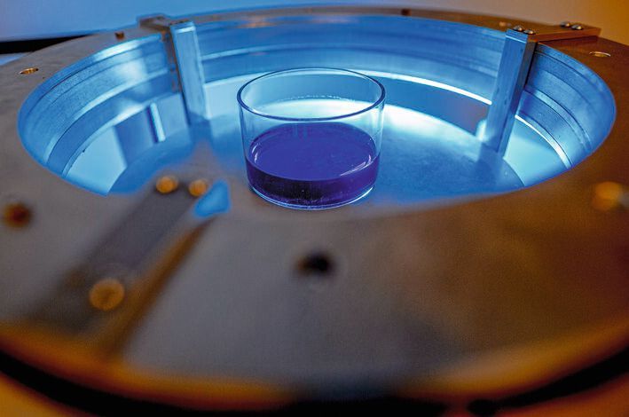 In der Petrischale befindet sich das mit blauem Modellwirkstoff versetzte Harz, das durch die Laserstrahlen ausgehärtet wird. (Bild: Thilo Schmülgen)