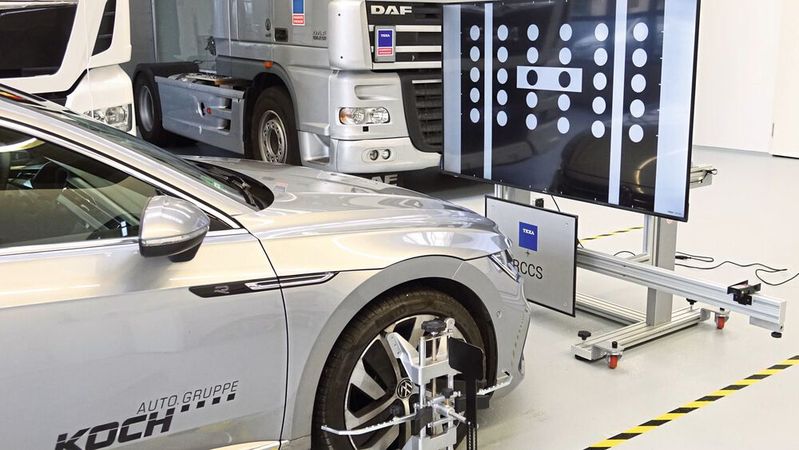 Das Kalibrieren von Fahrerassistenzsystemen ist für zahlreiche freie Werkstätten offenbar kein Thema.(Bild:  Dominsky - »kfz-betrieb«)