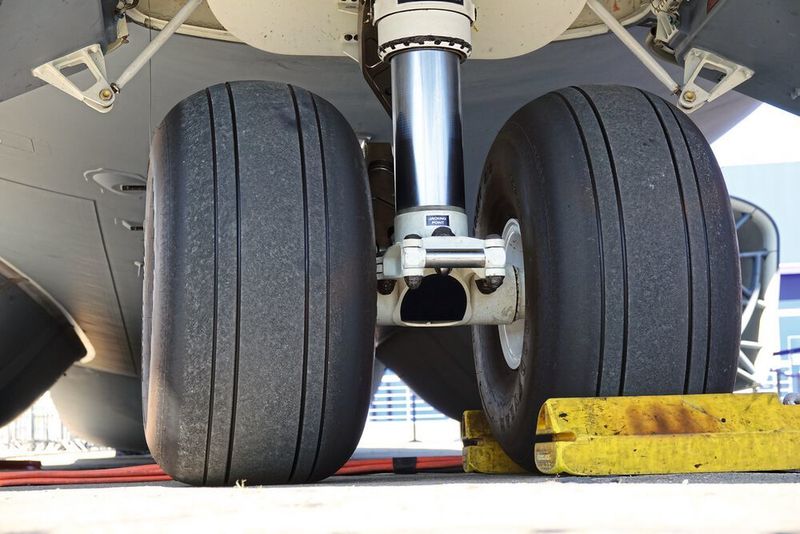 Les pneumatiques dédiés à l'aviation sont constitués à 100% de caoutchouc naturel plus résistant à la chaleur.   (franz massard - stock.adobe.com)