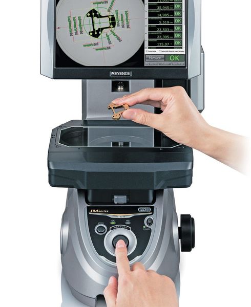 Mit dem digitalen Messprojektor der Modellreihe IM können bis zu 99 Merkmale gemessen werden. (Keyence)