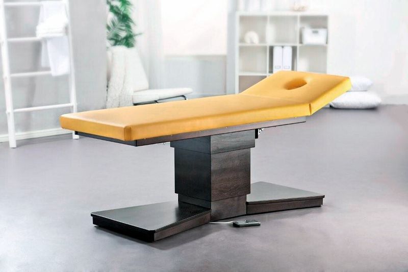 Therapieliege Golden Falke: Erfüllt gleichermaßen hohe Ansprüche an Design, Komfort und Funktionalität. Zentrales Element ist eine stufenlos verstellbare Hubsäule. (Bild: Falkner)