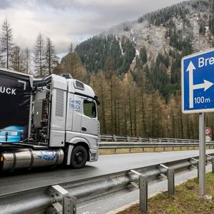 Der silberne Koloss verfügt über zwei mit Wasserstoff betriebene Brennstoffzellen, die zwei E-Motoren mit jeweils 450 PS speisen.(Bild:  Daimler)