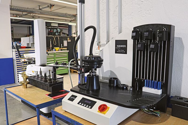 Mit der 5-Achs-Bearbeitung zog auch die Schrumpftechnik bei SAB ein. Inzwischen sind alle Fräszentren mit Werkzeugaufnahmen zum Schrumpfen ausgestattet, wofür ein Haimer Power Clamp Economic Plus NG zur Verfügung steht.  (Bild: Haimer)