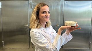 Alternativer Baustoff Lehm: Ellina Bernhard mit einer Laborprobe.  (Bild: Empa)