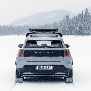 Ein Unterfahrschutz am Heck und verbreiterte Radhäuser sollen den Abenteuer-Charakter des Cross-Country-Modells unterstreichen.(Bild:  Volvo)