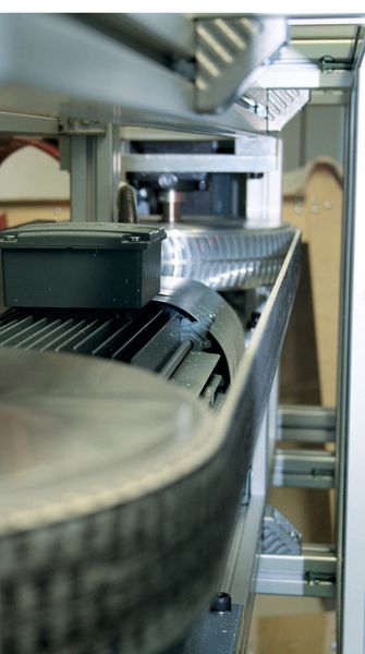 Auf einer Führungsschiene, in der ein Zahnriemen mit Schlitten verläuft, ist der Torwart befestigt. Sie wird von eine SEW-Servoverstärker angetrieben.  (Bild: SEW-Eurodrive)